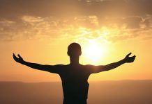 AGRADECIENDO Y BENDICIENDO Agradeciendo y bendiciendo