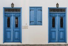 LAS DOS PUERTAS Las dos puertas